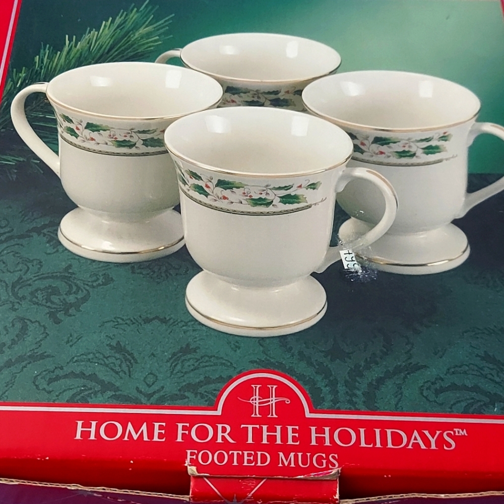 Royal Limited Holly Holiday Set of 4 Footed Coffee/Tea Mugs IOB
